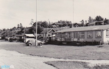 VED STRANDEN 2 - LYSTRUP STRAND, Pavillionen med Folkevogn foran kiosken.jpg